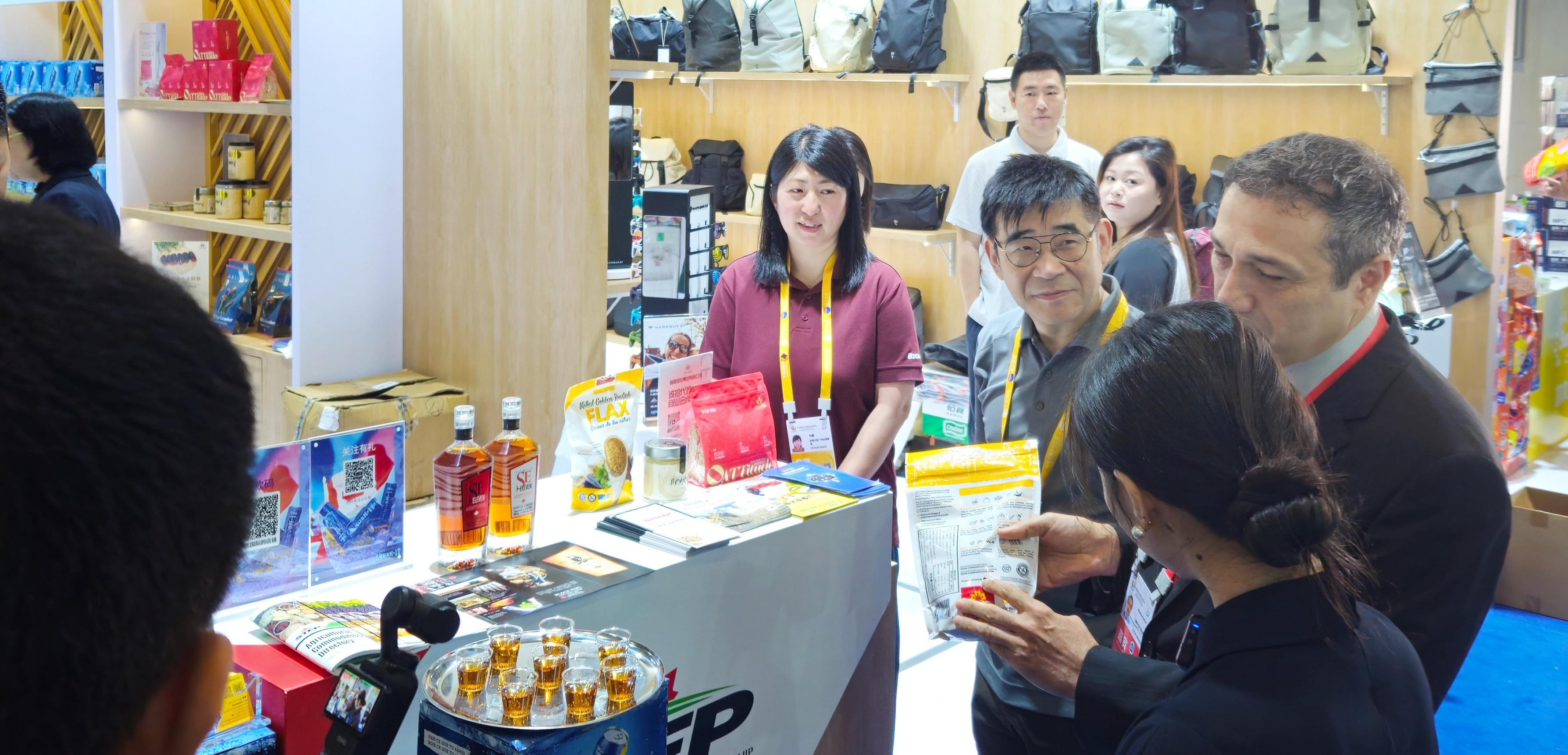 Consul General of Canada in Guangzhou presenting BIOPEP golden flaxseed powder at the Canada Pavilion